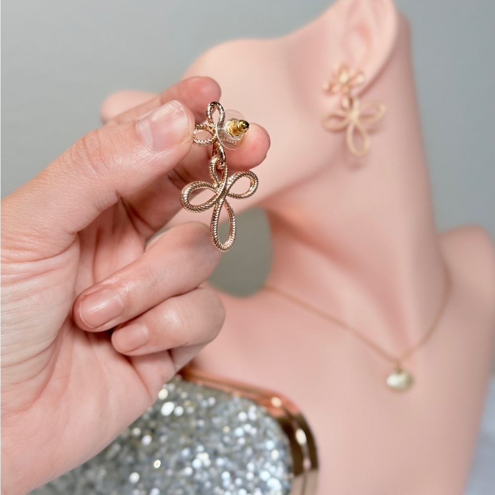 ⚜️ Elegant Gold Floral Drop Earrings 💫 - Picture 6 of 7